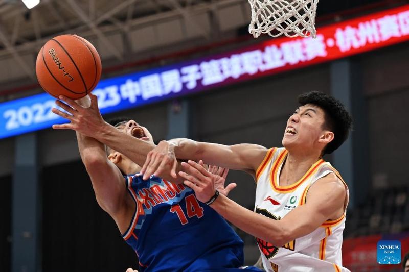 因此